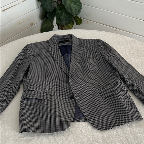 Banana Republic Men's Blue and Gray Check Blazer. Size 42S - Picture 3 of 12